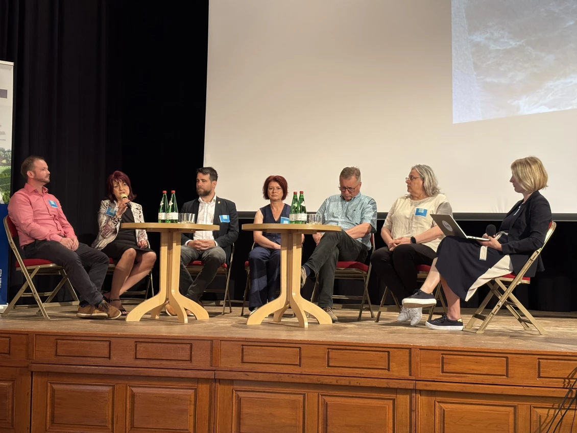 The panel discussion inspired other municipalities threatened by natural disasters. From left: Tomáš Makudera (Dolní Bojanovice), Jana Filipovičová (Hrušky), Ondřej Fialík (Hodonín), Zuzana Jandáková (Moravská Nová Ves), Tomáš Klásek (Lužice), Martina Fialová (Mikulčice), Magdalena Davis (People in Need) 