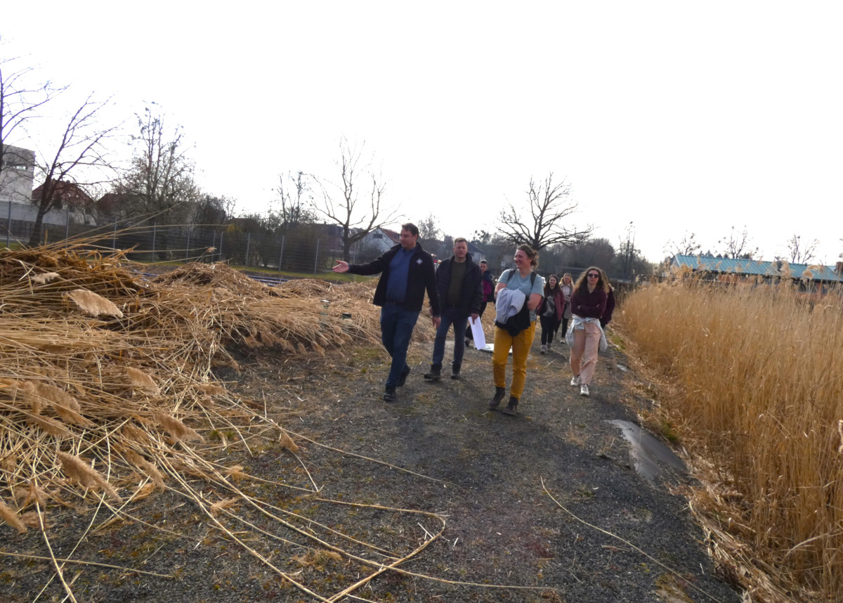 The ELCA team huddles around the site plan - initial orientation to the regeneration areas, swimming pools and technical installations (GNE)