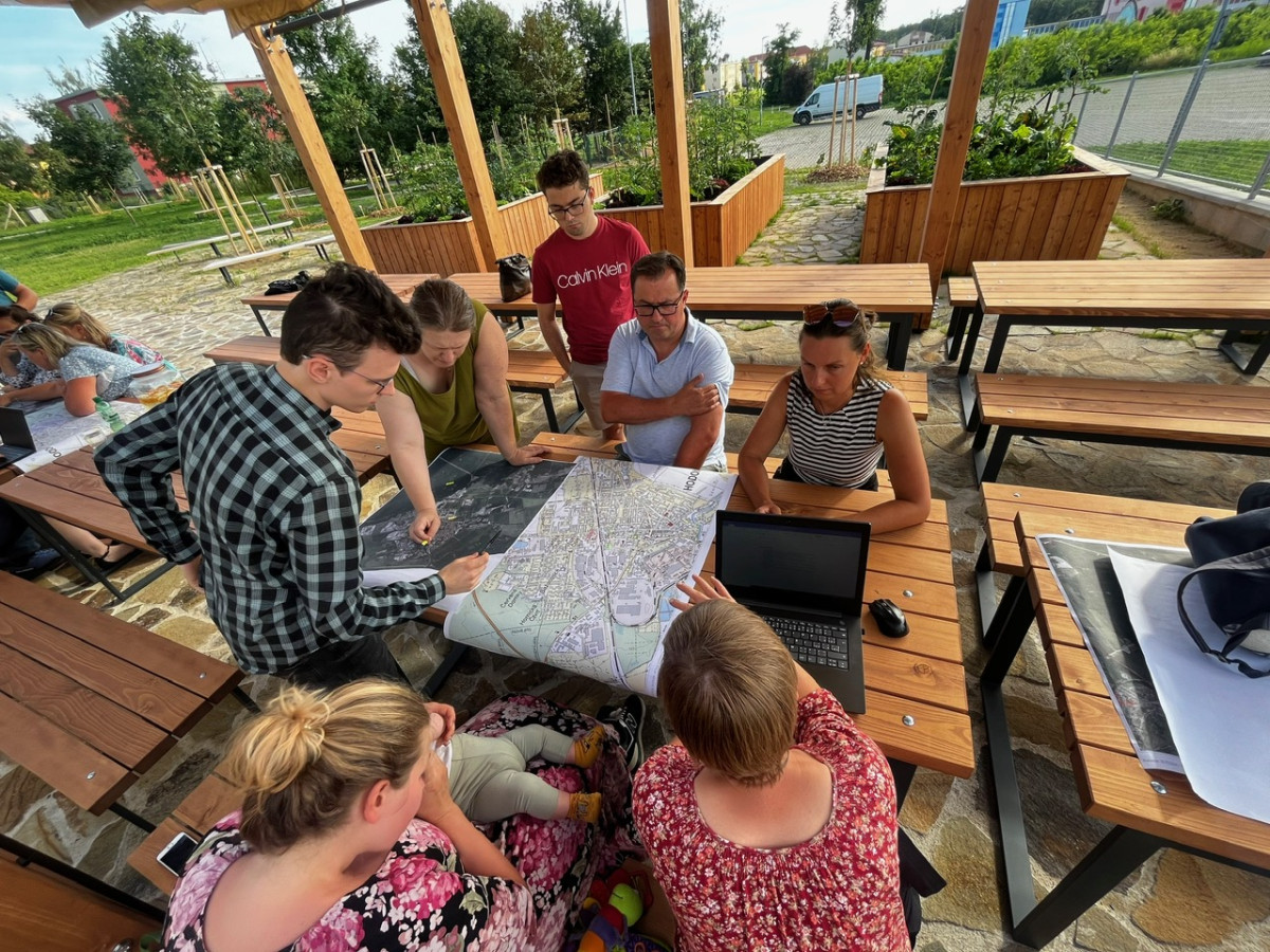 An introductory meeting with the active public of Hodonín, local non-profits, and associations. They record the places they want to change and those they wish to preserve on maps.