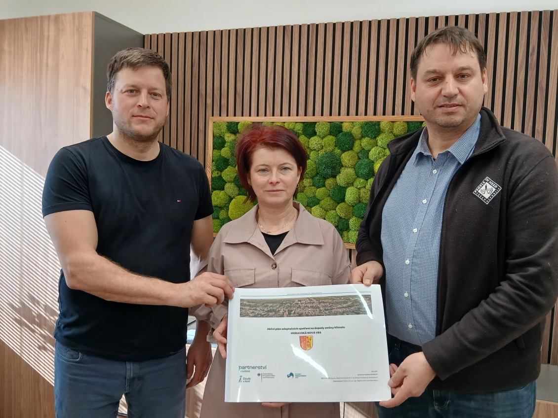 Místostarosta a starostka Moravské Nové Vsi Jiří Fila a Zuzana Jandáková společně s Romanem Kleckerem a klimatickým akčním plánem obce
