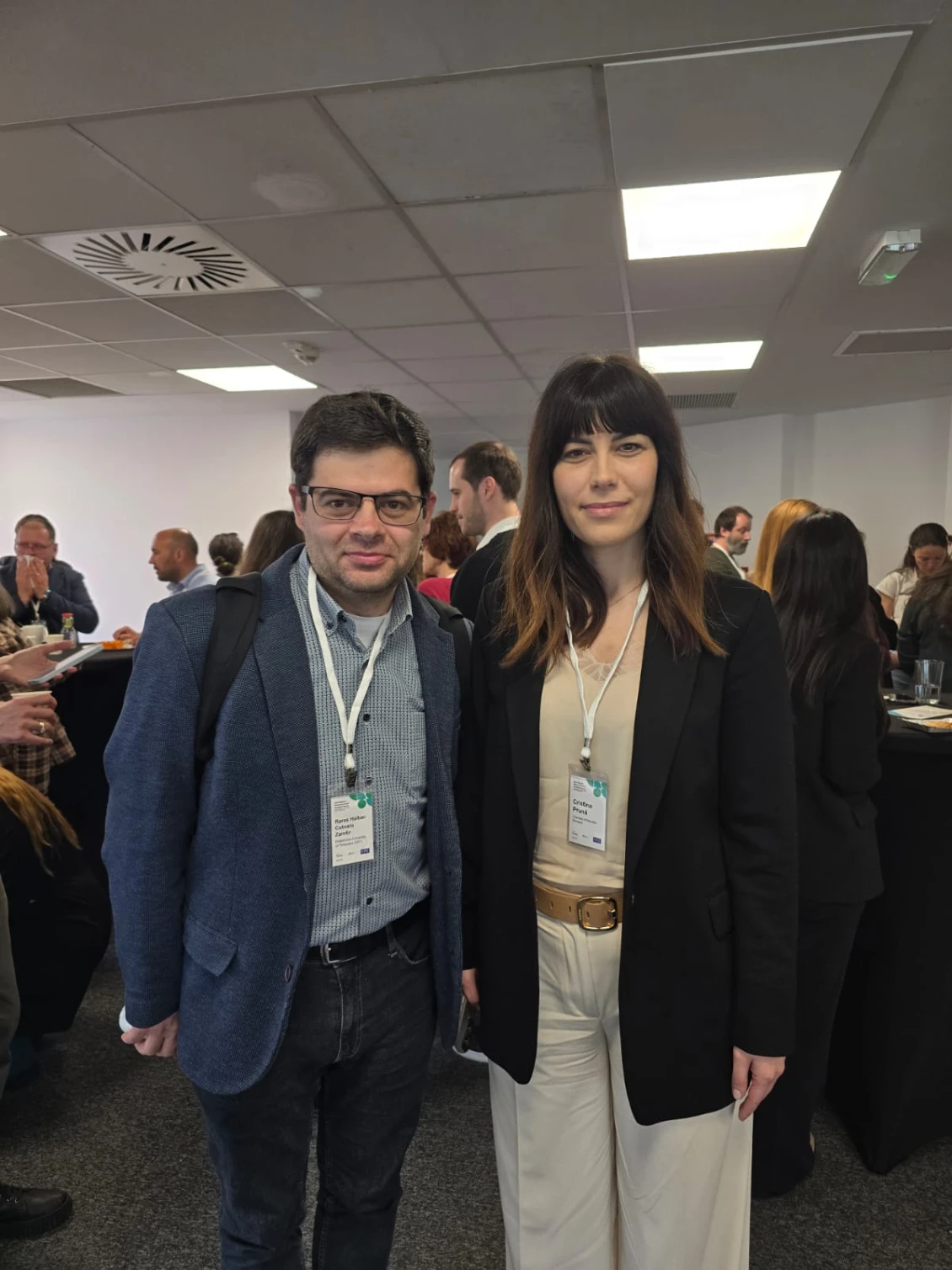 Auf dem Foto: Rares Hălbac Cotoară Zamfir (vom rumänischen ELCA-Team) und Cristina Prună (Mitglied des rumänischen Parlaments und Vizepräsidentin des Ausschusses für Industrie und Dienstleistungen des rumänischen Parlaments)